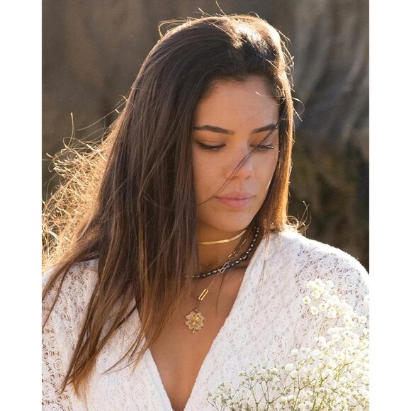 Lucky Clover Pendant Necklace in 18K Gold with Adjustable Length & Zirconia - Picture 3 of 7